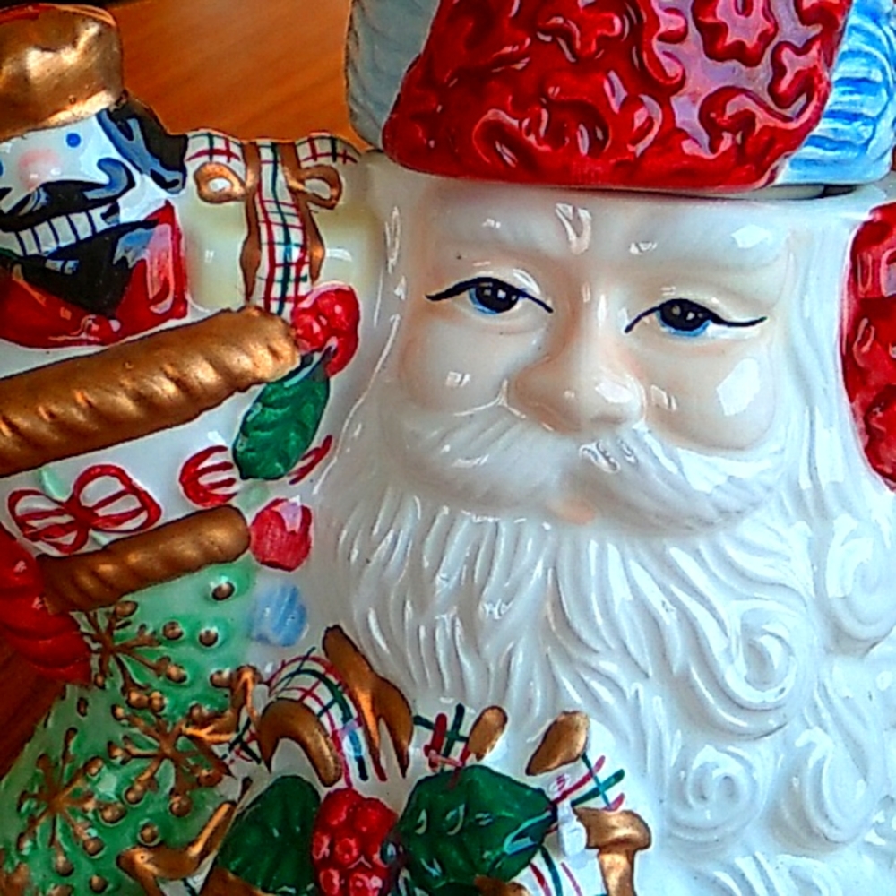 VINTAGE AVON Ceramic Teapot Old World St. Nicholas Christmas SANTA Claus 2001